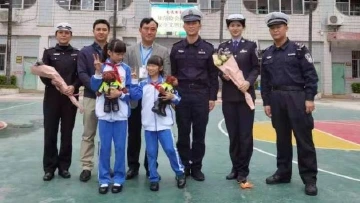 俩学生向礼让斑马线车辆鞠躬致谢，交警“上门”表扬  