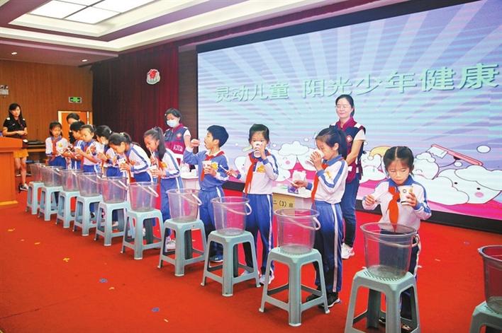 专家进校园现场教学生爱牙护牙  