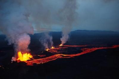 冰岛一火山休眠6000年后喷发 红色光芒照亮夜空