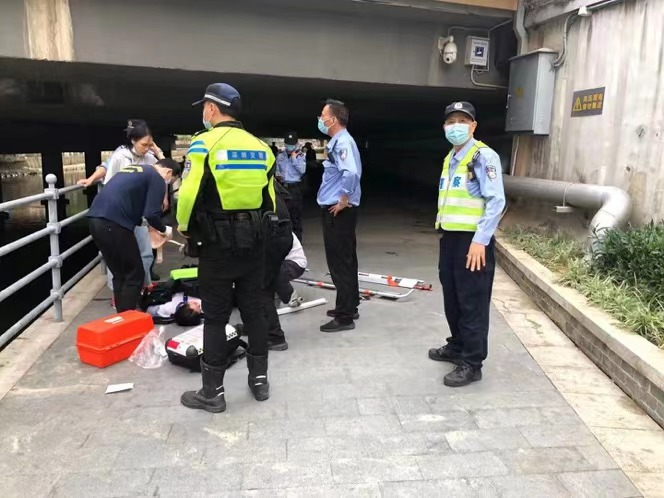 女生和父亲吵架冲动跳入河中，市民三分钟快速反应转危为安