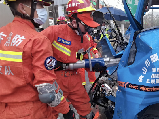 重装救援队集结出征遇市民求助，深圳消防果断出手施救解困