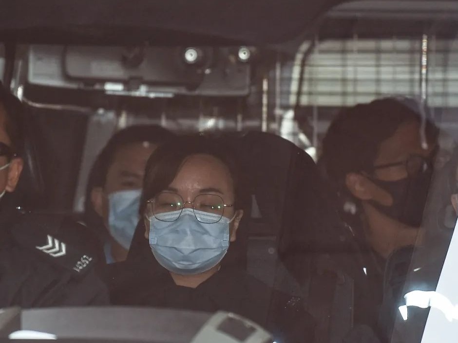 法院通宵审理“初选”窝案，47被告囚车清晨驶离，黄之锋乘坐铁甲威龙