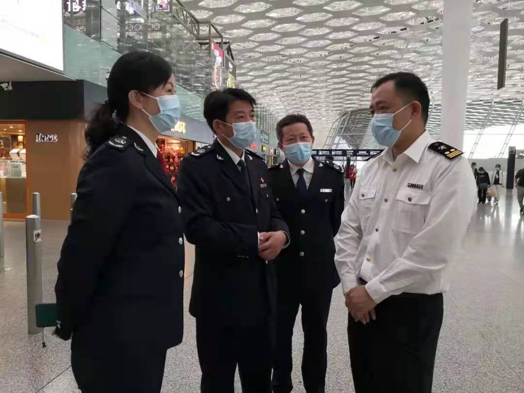 深圳市场监管走进机场餐饮区开展食品安全检查
