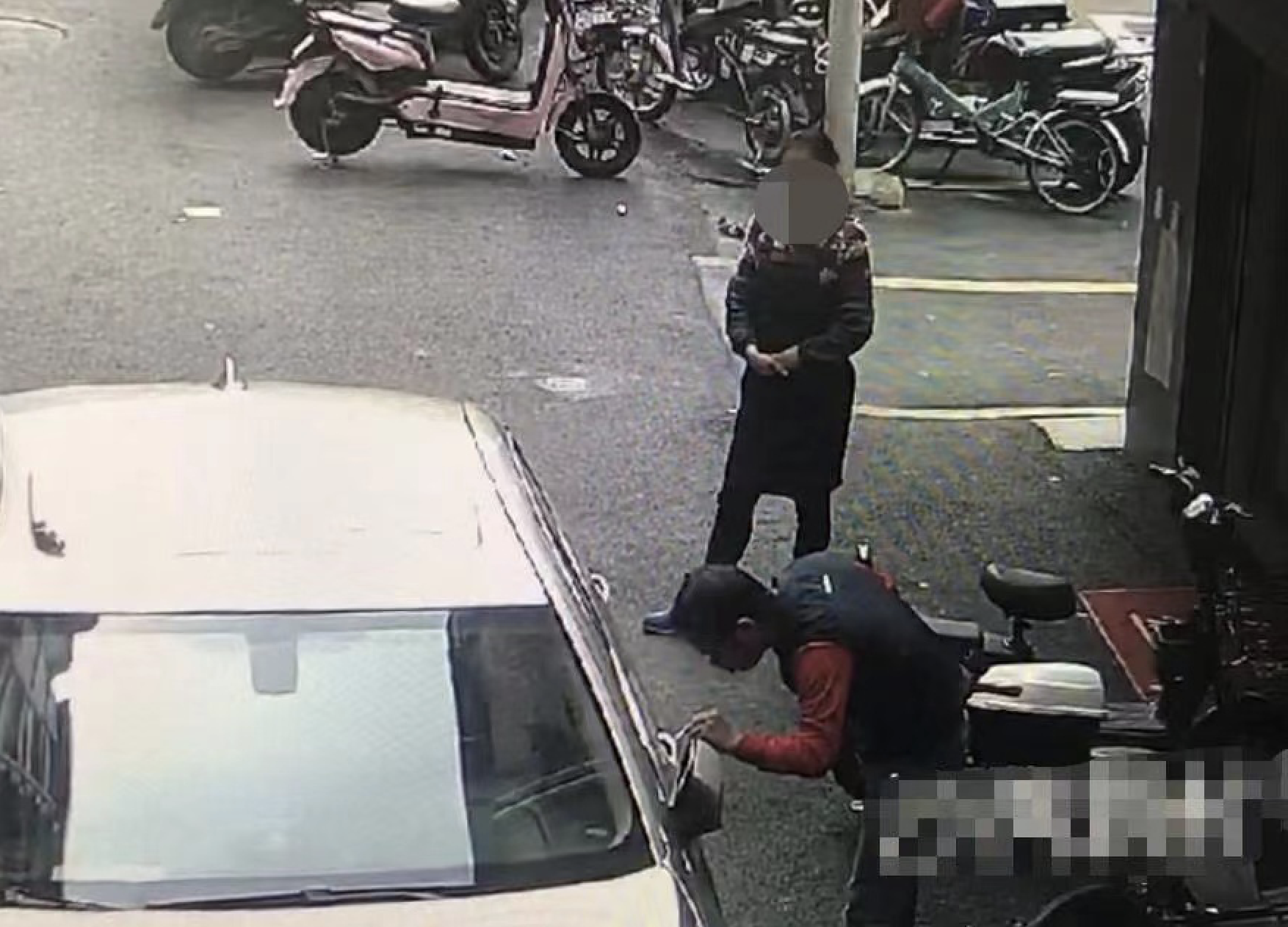 男子恶意使用胶水毁豪车被刑拘