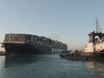外媒：一度脱浅后，“长赐”号货轮再度堵塞苏伊士运河