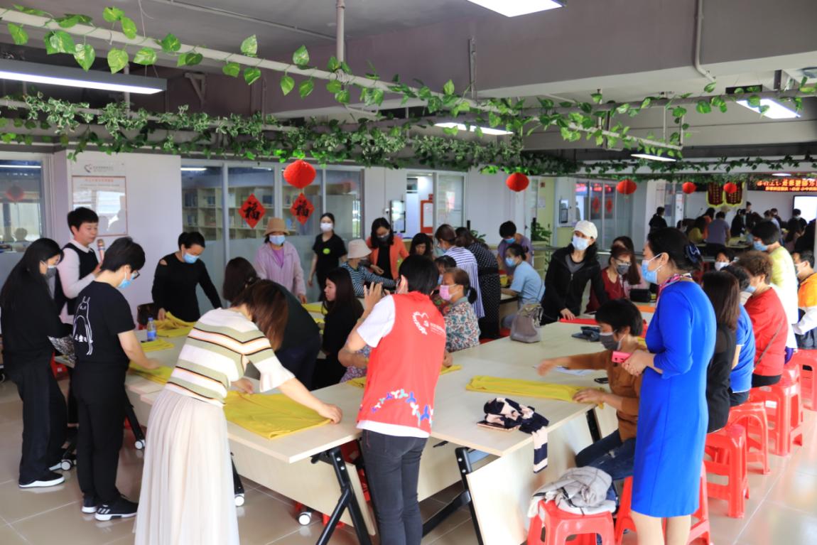 整理衣橱没思路？马峦社区请整理师现场教学！              