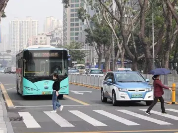 深圳推进斑马线综合秩序治理，做到车让人、人快走