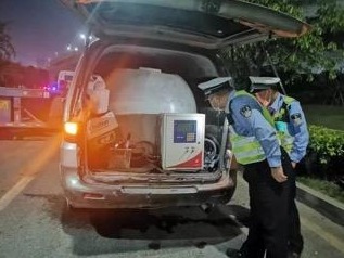 深圳交警查处8辆“黑油车” 车内黑油存储量达8000升