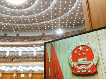 政府工作报告中“新能源汽车”消失，关注重点已转向使用端