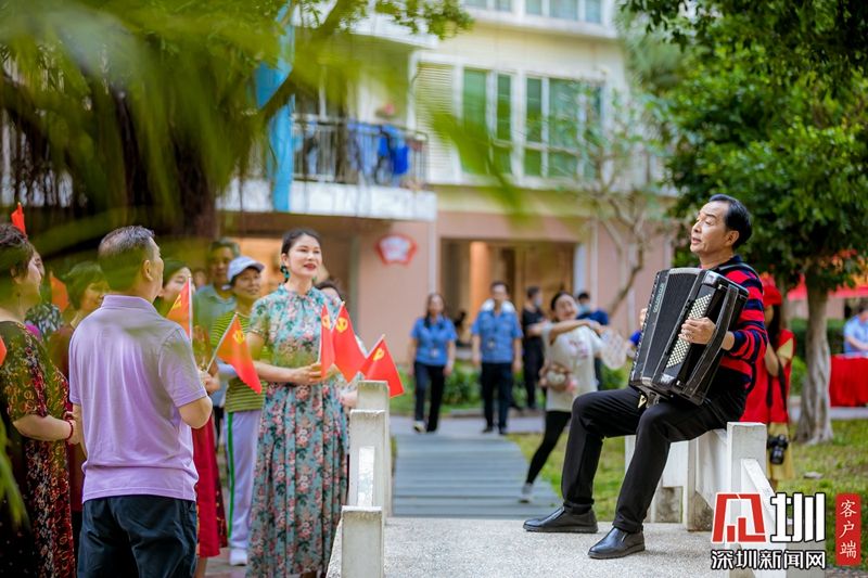 主题快闪抒胸臆 龙岗街道平南社区网格员与居民齐唱《唱支山歌给党听》