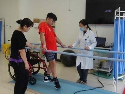 32岁小伙13年来轮椅为伴，深圳康复训练十天可拄拐行走 