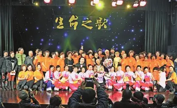 深圳市凤凰涅槃艺术团台上与台下的故事：过去听说过伟大 这次见识了伟大 