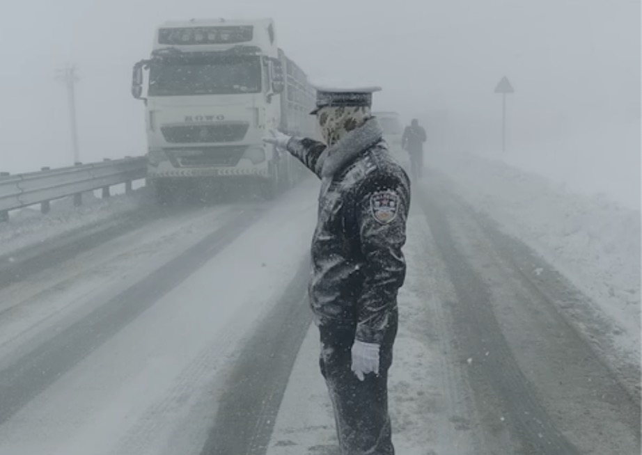 大雪中被冻成雪雕交警是个帅小伙，网友：帅哥都上交国家了！
