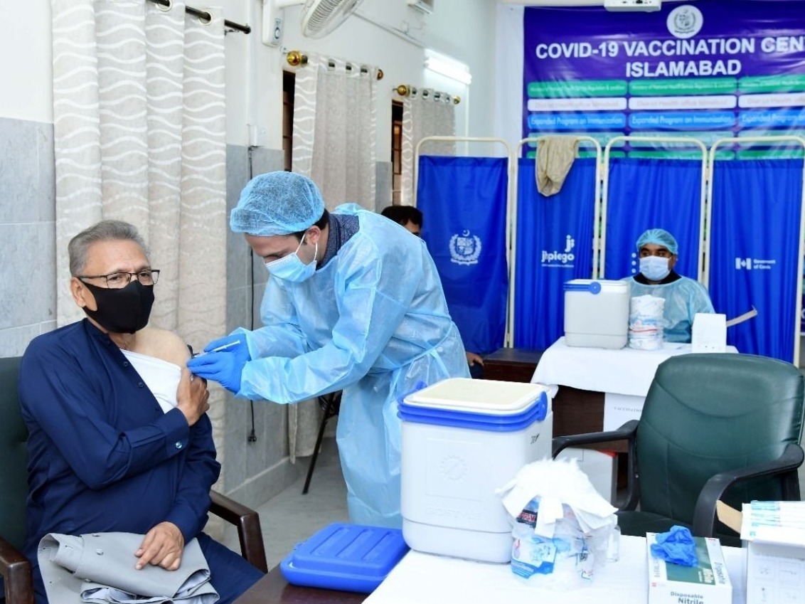 巴基斯坦总统阿尔维接种中国国药新冠疫苗 