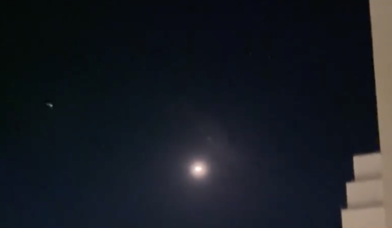 以色列空袭叙利亚现场视频，导弹从记者头顶飞过