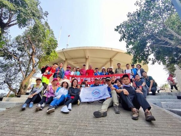 百位市民相伴！夏伯渝一天连登三座深圳十峰