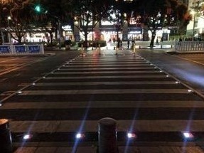 低头也能看到信号灯 罗湖交警创新智慧道灯便利市民出行