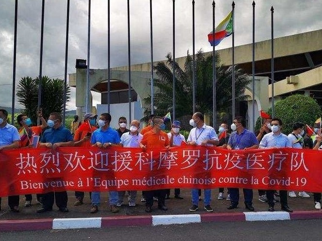 中国向科摩罗捐赠的新冠疫苗运抵，总统亲自接机