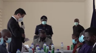 塞拉利昂总统比奥接收中国援塞新冠疫苗