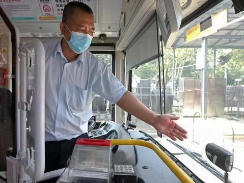 公交智能避让行人系统、彩色斑马线、非机动车“小蓝道”，深圳交通为文明出行打好基础