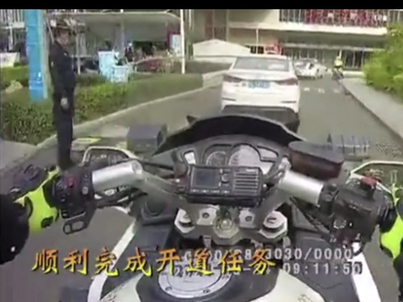 孕妇羊水破了 交警铁骑火速开道