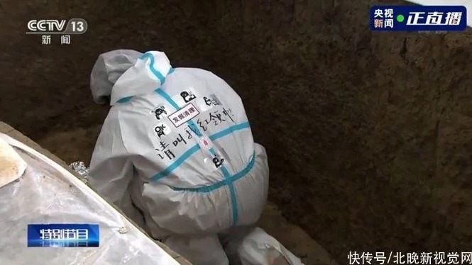 可可爱爱“挖土人” “90后”背后写“请叫我红领巾”