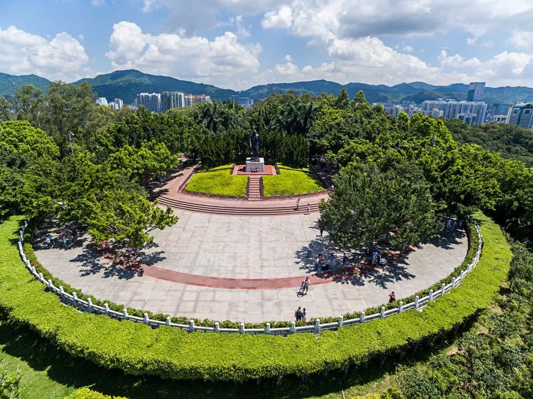 莲花山上的邓小平雕像：大步向前的“深圳精神”  