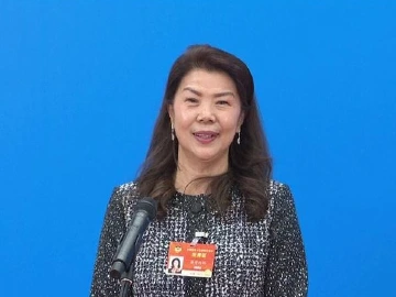 委员通道|全国政协委员蔡黄玲玲 ：香港的教育必须向祖国学习，当孩子们看到五星红旗升起的时候，他们会为自己是中国人而骄傲
