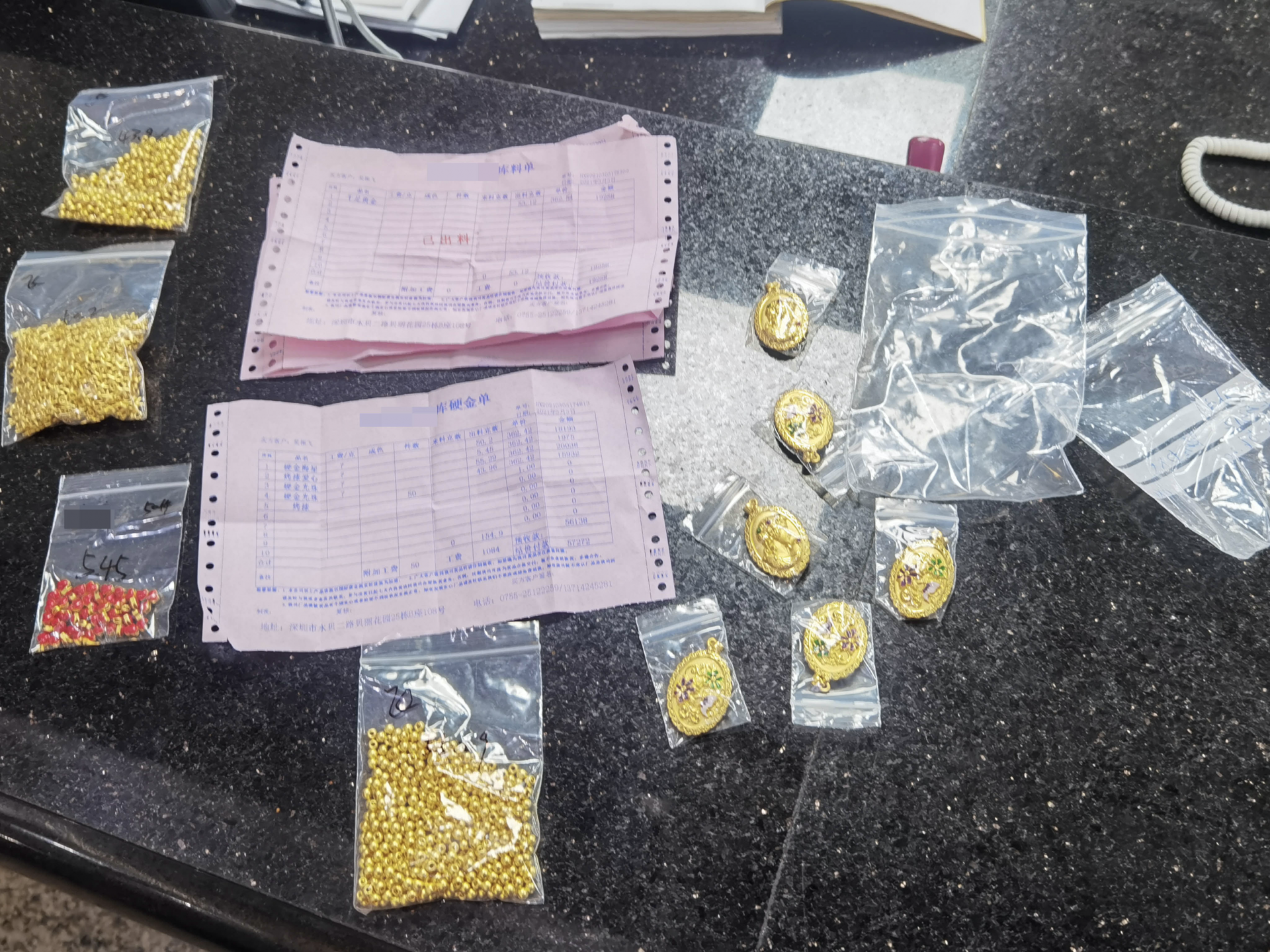 员工大意丢黄金 民警帮悉数找回