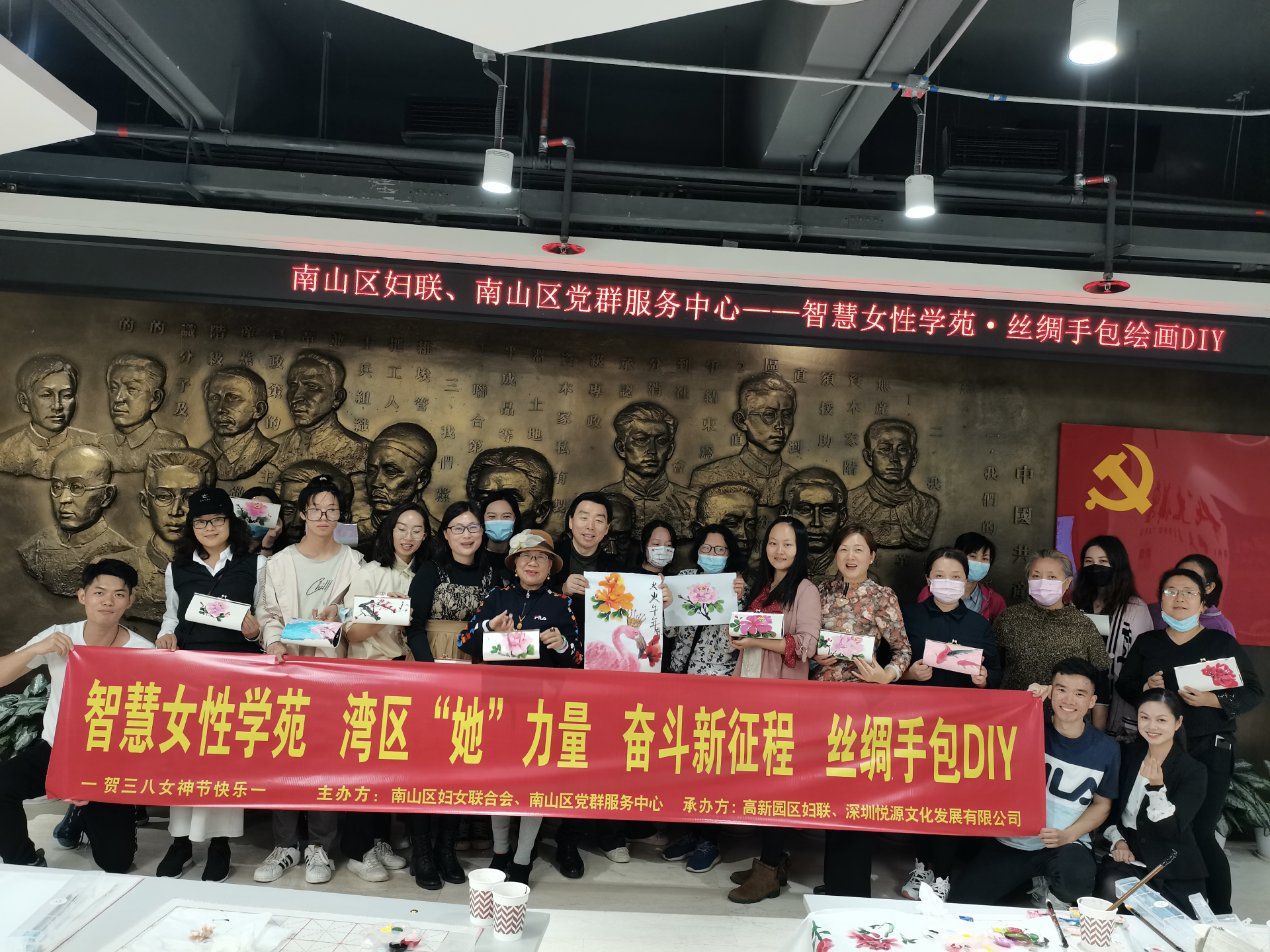 庆祝三八妇女节，南山女性职工共绘丝绸手包