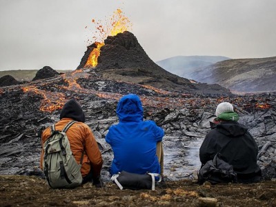冰岛人的周末历险：喷发的火山美不美？熔岩烤肠香不香？