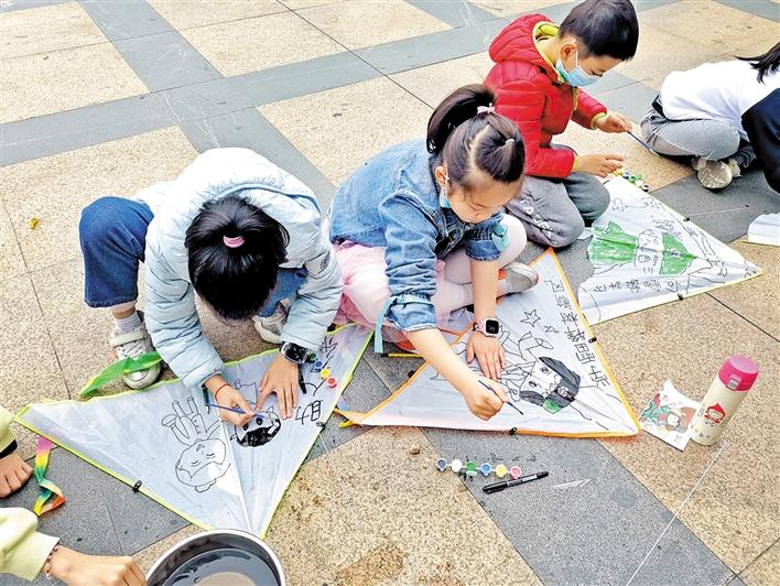 罗田社区 孩子画英雄 争当小雷锋