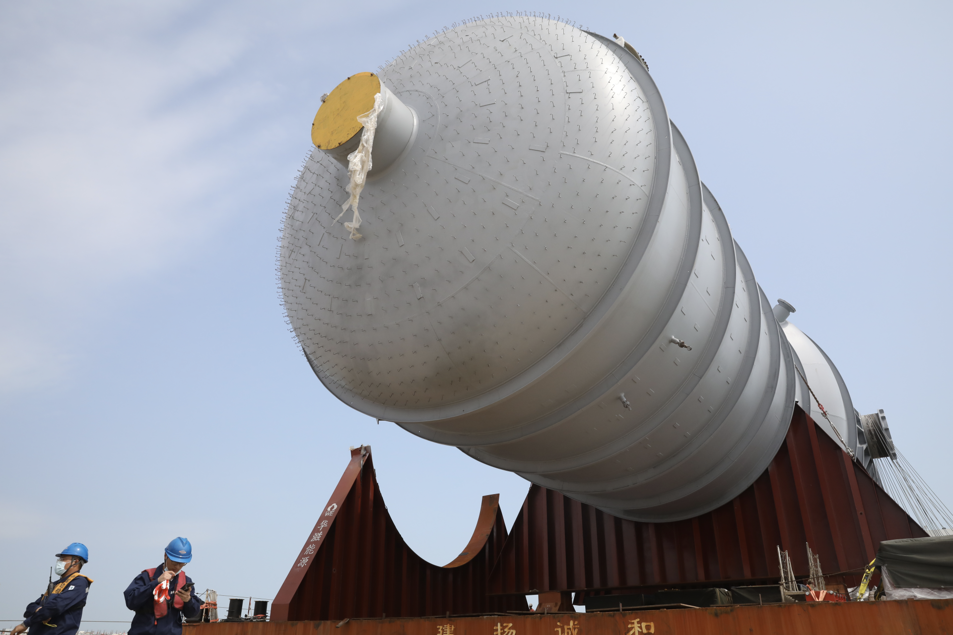 为使抽余液塔按照时间节点到位,广东石化公司商务部安排专人赴设备