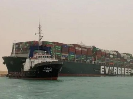 苏伊士运河航道恢复通行，超过100艘货船通过
