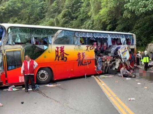 台湾苏花公路发生游览车撞路边山崖事故，致6死39伤