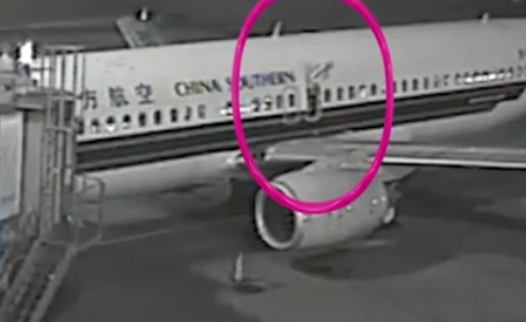 还真不是段子！男子嫌闷打开飞机应急舱门，结果被拘10日