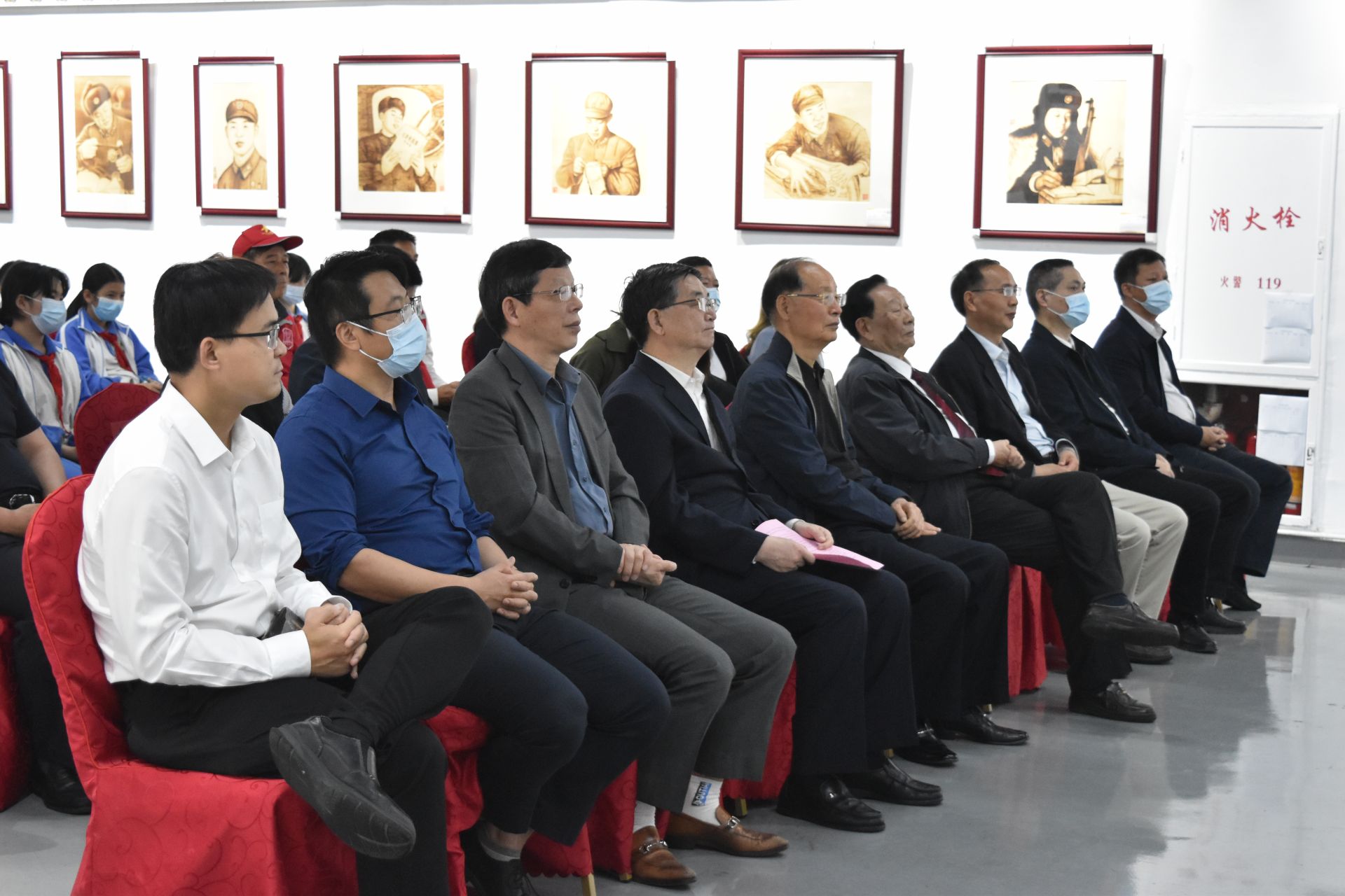“弘扬雷锋精神 点亮光明之城”——雷锋英雄事迹主题展系列活动在光明烙画基地启动