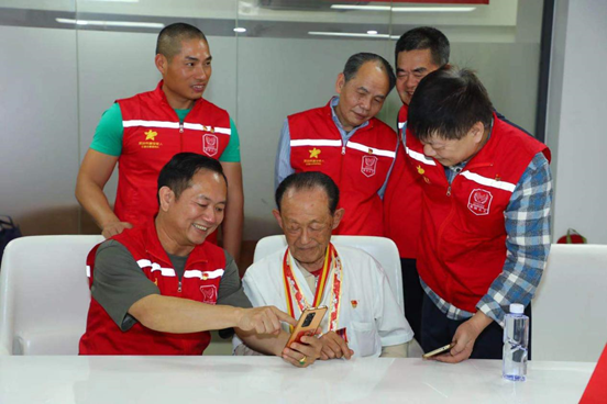 创新党史学习方式！红星网络服务队组织退役军人观看“百年第一”视频号作品