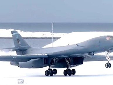 持续博弈！美空军B-1B战略轰炸机首降北极圈