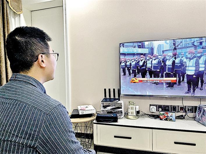 凤凰街道组织党员收看《榜样5》专题节目