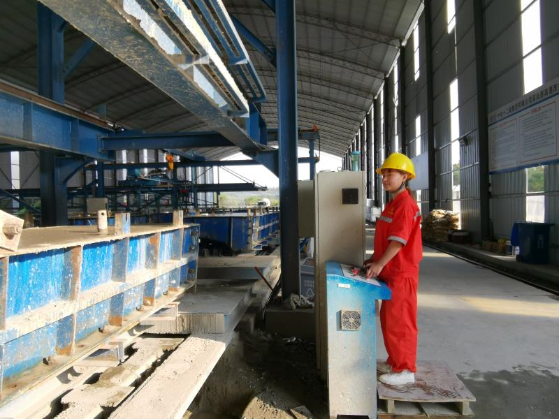 在艰苦建设一线绽放别青春芳华，高速公路上的“女人花”