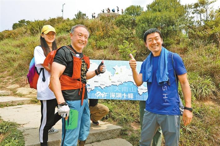 百名山友登上梧桐山顶拼出深圳地图庆生