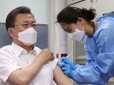 韩国总统文在寅携夫人接种阿斯利康新冠疫苗