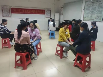 凤凰街道V爱之家举办“家长心理茶馆”活动