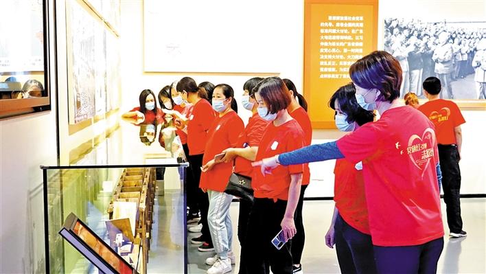 党旗红引领志愿红 松岗志愿者参观广东改革开放40周年展览