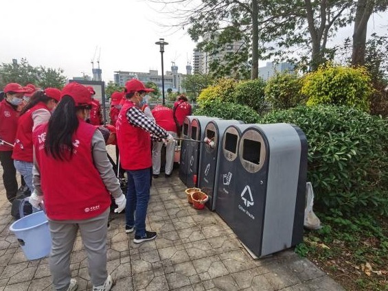 学雷锋，新乐社区红马甲爱河护河巡河