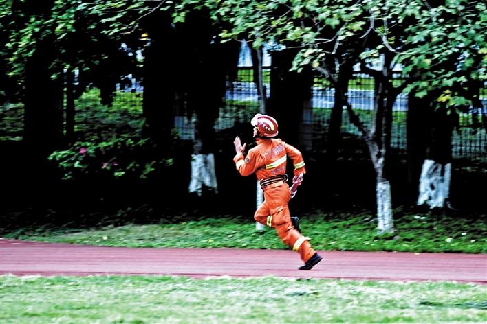 光明举办全员岗位大练兵，130名消防指战员分成红蓝两队进行比拼