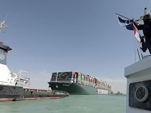 苏伊士运河复航：422艘船正排队，预计还需三天半恢复畅通