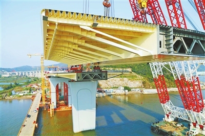 珠海金海大桥首个边跨钢箱梁合龙