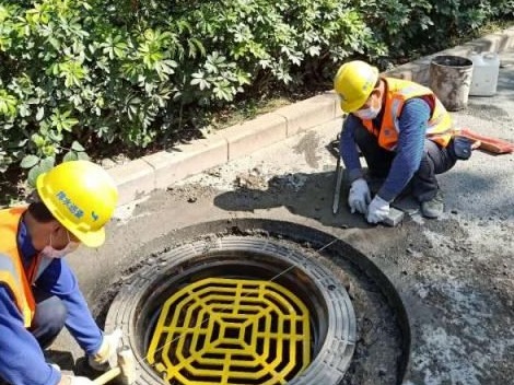 龙岗排水公司更换富康路51个井盖 保市民出行安全